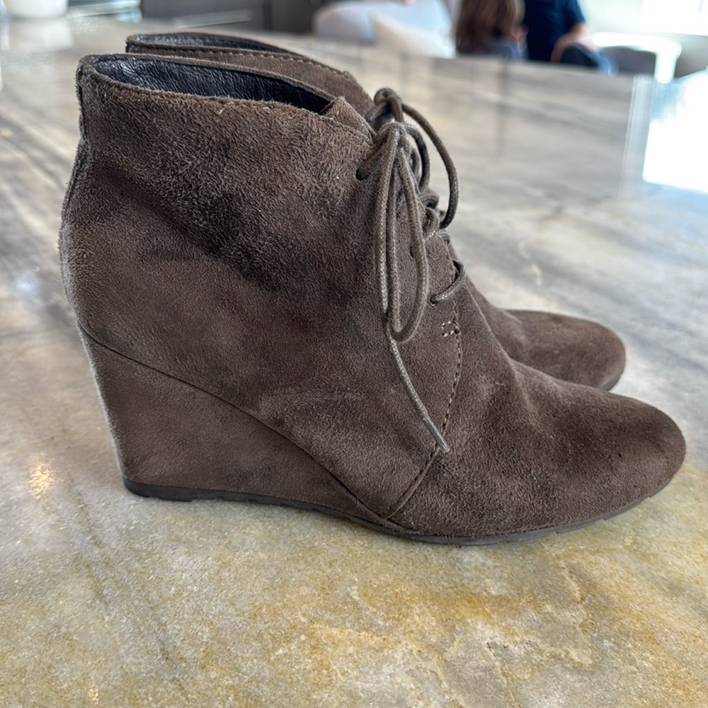 Clark’s grey suede ankle booties lace up